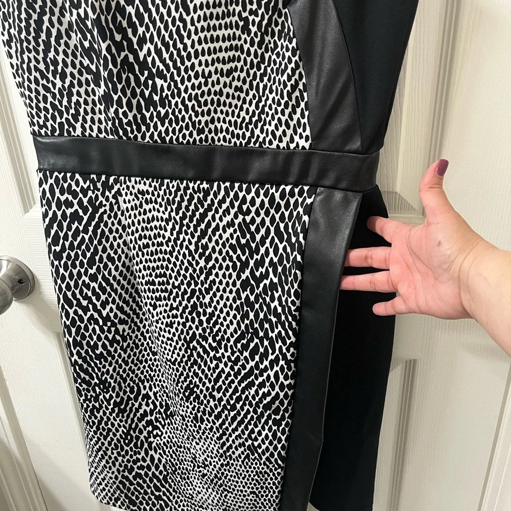 Elegant Black and White Patterned Dress - Picture 3 of 5